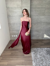 Cargar imagen en el visor de la galería, Nerissa - Vestido largo strapless vino