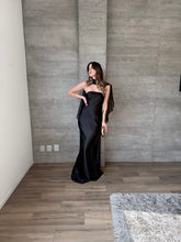 Cargar imagen en el visor de la galería, Sodi - Vestido largo strapless satinado negro