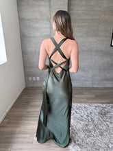 Cargar imagen en el visor de la galería, Masha - Vestido largo satinado olivo
