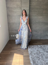 Cargar imagen en el visor de la galería, Ariana - Vestido tul azul estampado floral