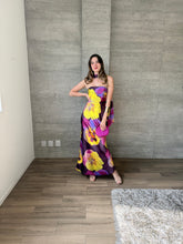 Cargar imagen en el visor de la galería, Leah - Vestido largo strapless floral color ciruela multicolor