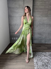 Cargar imagen en el visor de la galería, Zahra - Vestido largo satinado verde