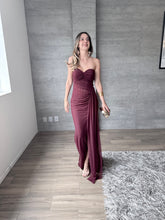 Cargar imagen en el visor de la galería, Barbadillo - Vestido largo de mesh con corset vino