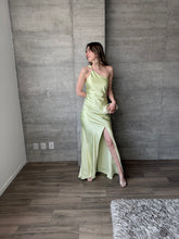 Cargar imagen en el visor de la galería, Elodie - Vestido largo satinado lima