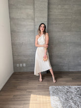 Cargar imagen en el visor de la galería, Nicola - Vestido midi plisado aperlado