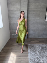 Cargar imagen en el visor de la galería, Nicola - Vestido midi plisado verde olivo