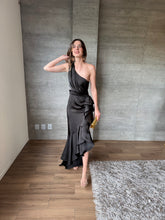 Cargar imagen en el visor de la galería, Galatea - Vestido asimétrico satinado negro