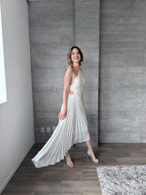 Cargar imagen en el visor de la galería, Nicola - Vestido midi plisado blanco