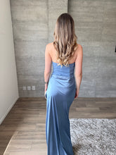 Cargar imagen en el visor de la galería, Praiano - Vestido largo strapless azul humo