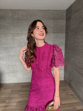 Cargar imagen en el visor de la galería, Marcelline - Vestido midi crochet magenta