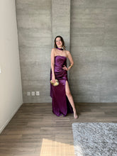Cargar imagen en el visor de la galería, Marena - Vestido strapless de satín morado