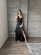 Cargar imagen en el visor de la galería, Agatha - Vestido largo de satin con olanes negro