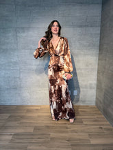 Cargar imagen en el visor de la galería, Saturno -Vestido largo con manga estampado café