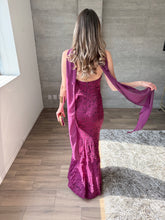Cargar imagen en el visor de la galería, Génova - Vestido largo strapless color ciruela