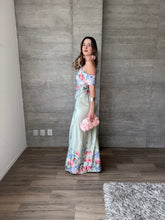 Cargar imagen en el visor de la galería, Allure - Vestido largo satinado verde con estampado floral