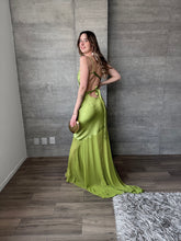 Cargar imagen en el visor de la galería, Pistacchio - Vestido largo satín verde