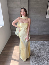 Cargar imagen en el visor de la galería, Sodi - Vestido largo strapless satinado amarillo