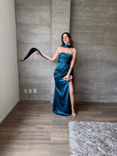 Cargar imagen en el visor de la galería, Marena - Vestido strapless de satín verde azulado