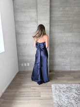 Cargar imagen en el visor de la galería, Caliz - Vestido largo de satín marino