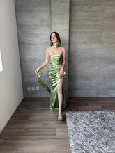 Cargar imagen en el visor de la galería, Marena - Vestido largo strapless satinado verde sage