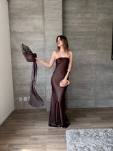 Cargar imagen en el visor de la galería, Sodi - Vestido largo strapless satinado café