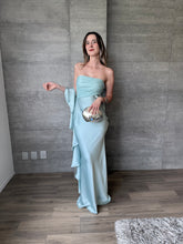 Cargar imagen en el visor de la galería, Caliz - Vestido largo satinado azul claro