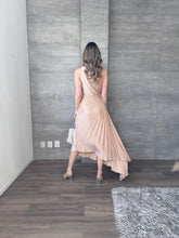 Cargar imagen en el visor de la galería, Nicola - Vestido midi plisado color taupe