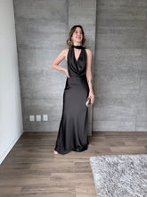 Cargar imagen en el visor de la galería, Milah - Vestido largo halter de satín negro