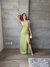 Cargar imagen en el visor de la galería, Clementine - Vestido largo strapless verde