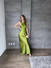 Cargar imagen en el visor de la galería, Marie - Vestido largo satinado verde cartujo