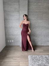Cargar imagen en el visor de la galería, Barbadillo - Vestido largo de mesh con corset vino
