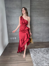 Cargar imagen en el visor de la galería, Galatea - Vestido asimétrico de satín color burdeos