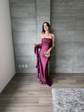 Cargar imagen en el visor de la galería, Caliz - Vestido largode satín ciruela