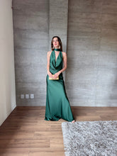 Cargar imagen en el visor de la galería, Piera - Vestido largo satinado verde