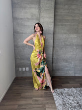 Cargar imagen en el visor de la galería, Geisha - Vestido largo satinado floral amarillo