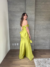 Cargar imagen en el visor de la galería, Solenne - Vestido largo satinado con olanes verde