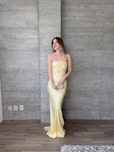 Cargar imagen en el visor de la galería, Caliz - Vestido largo satinado amarillo mantequilla