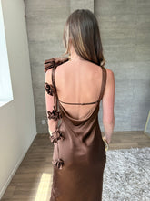 Cargar imagen en el visor de la galería, Francesca - Vestido satinado café
