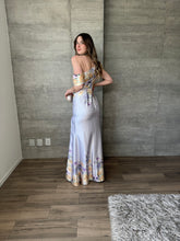 Cargar imagen en el visor de la galería, Allure - Vestido largo satinado lavanda