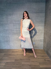 Cargar imagen en el visor de la galería, Praline - Vestido midi crochet blanco
