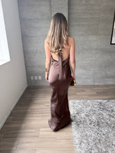 Cargar imagen en el visor de la galería, Nougat - Vestido largo satinado chocolate