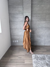 Cargar imagen en el visor de la galería, Nicola - Vestido midi plisado ocre