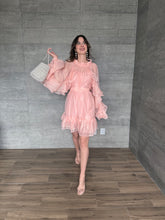 Cargar imagen en el visor de la galería, Caliope - Vestido corto rosa con olanes