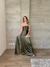 Cargar imagen en el visor de la galería, Nerissa - Vestido largo strapless olivo