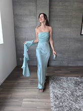 Cargar imagen en el visor de la galería, Caliz - Vestido largo satinado azul claro