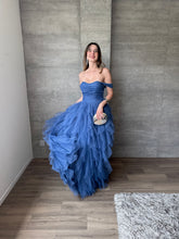 Cargar imagen en el visor de la galería, Ello - Vestido largo hombros caídos de tul azul humo