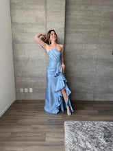 Cargar imagen en el visor de la galería, Odetta - Vestido largo strapless azul cielo