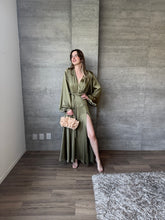 Cargar imagen en el visor de la galería, Clare - Vestido largo com mangas olivo