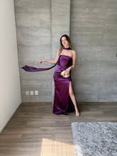 Cargar imagen en el visor de la galería, Marena - Vestido strapless de satín morado