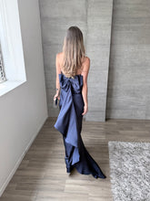 Cargar imagen en el visor de la galería, Caliz - Vestido largo de satín marino
